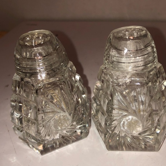 Elegant vintage pinwheel Crystal Salt and Pepper Shakers, glass tops, used - Picture 8 of 8